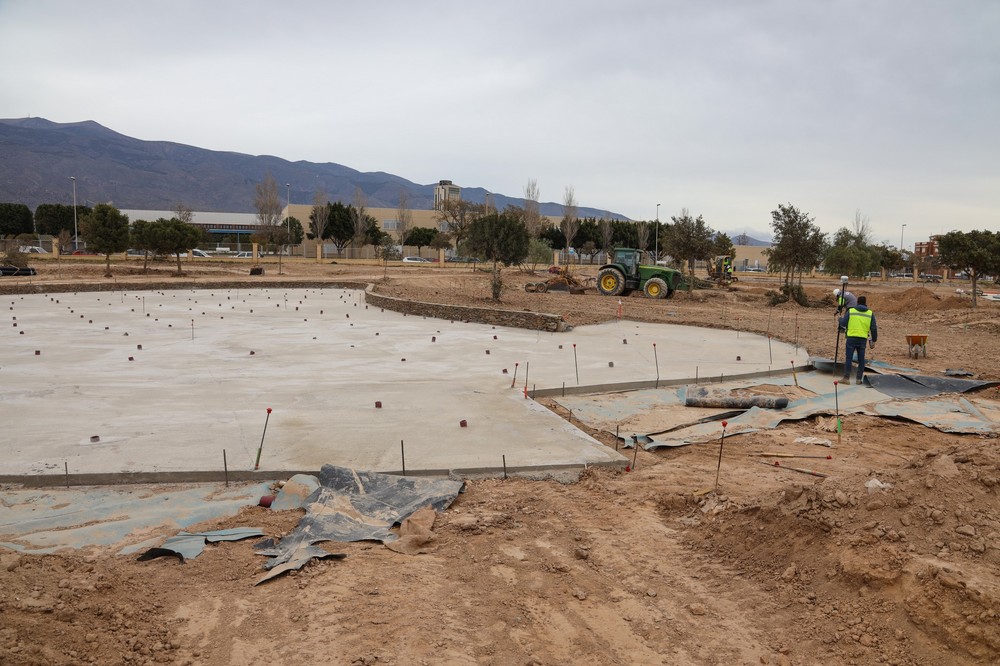 Las obras del ‘Gran Parque de las Familias’ avanzan con la pavimentación, preparación de las zonas de juegos, adecuación de la plaza de la cultura y la construcción del quiosco de hostelería