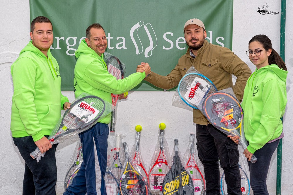 El club de tenis "Smash" de La Mojonera recibe una importante donación de material