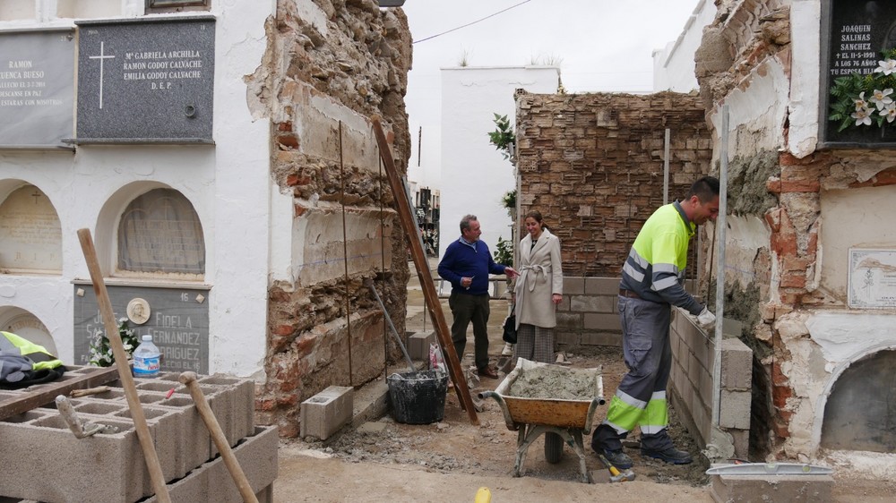 El Ayuntamiento de Adra lleva a cabo obras de mejora en la accesibilidad del Cementerio Municipal