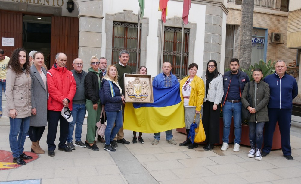 Adra guarda cinco minutos de silencio en apoyo al pueblo ucraniano en el primer aniversario del conflicto bélico