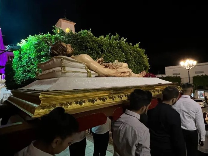 El nuevo Cristo Yacente de Dalías recorre sus calles por primera vez