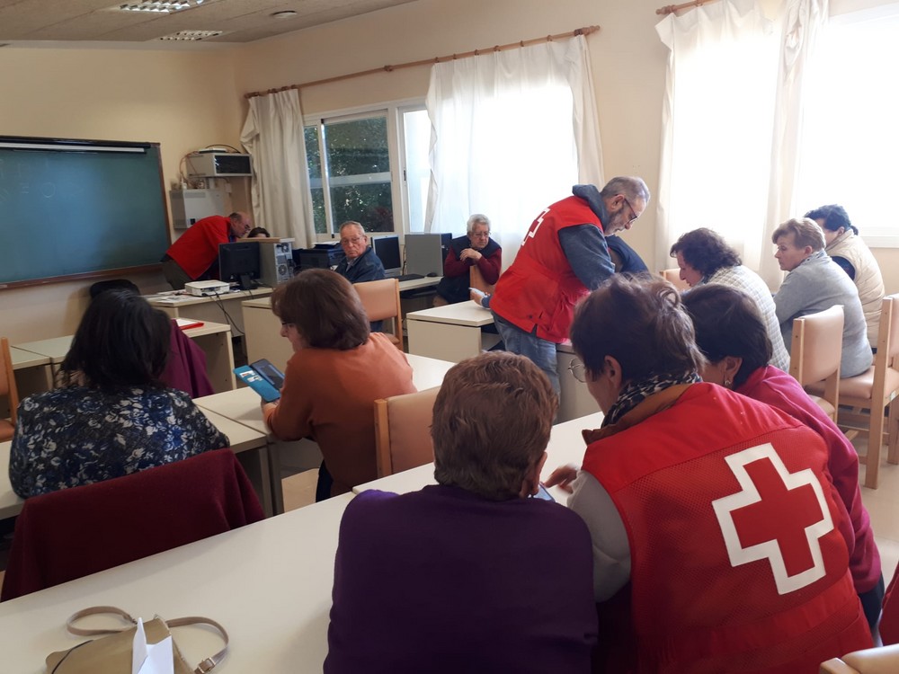 Casi una veintena de mayores de Vícar aprenden a usar el teléfono móvil