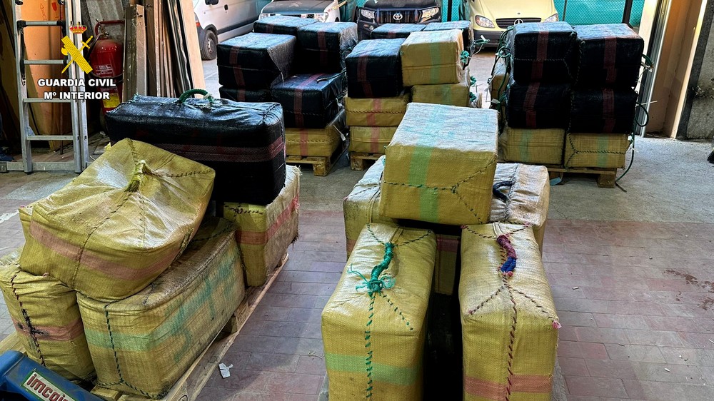 Incautan cerca de 1.000 kilos de hachís en las costas del Poniente