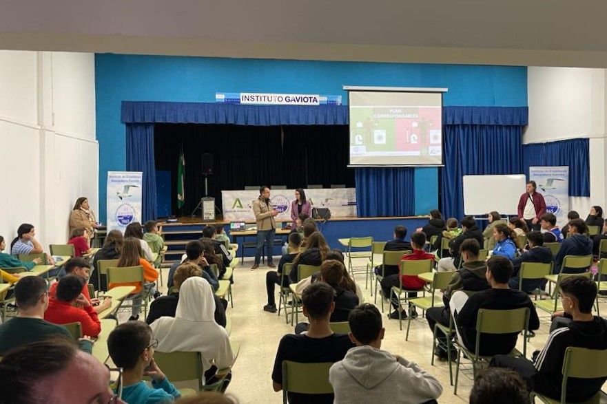 Más de 350 estudiantes de los IES de Adra reciben charlas de corresponsabilidad