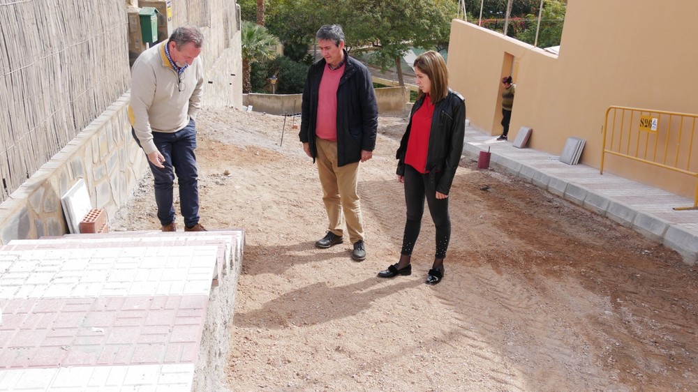 La calle Alarcón de Adra recibe trabajos de mejora en su asfalto y acerado