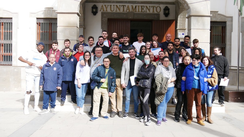 Estudiantes del TSEAS del IES Abdera reciben sus diplomas acreditativos por el programa ‘Jóvenes capacitados’