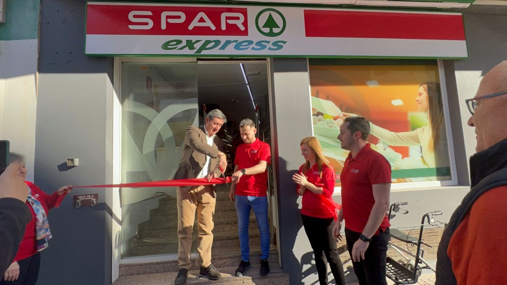 El alcalde destaca el empuje emprendedor de los jóvenes abderitanos con el crecimiento de la cadena SPAR