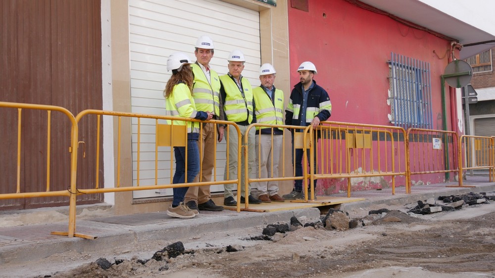 La calle Ánfora de Adra lucirá “muy pronto” nuevas infraestructuras hídricas y un acerado más accesible