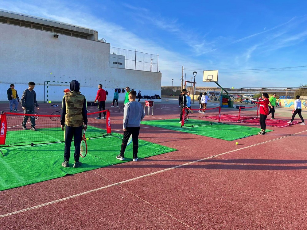El Club de Tenis Smash visita el IES La Mojonera para dar a conocer este deporte a cientos de jóvenes