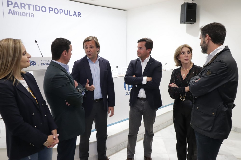 El secretario general del PP andaluz señala desde El Ejido que "los ciudadanos necesitan un gobierno dialogante como el de Juanma Moreno, que trabaja en beneficio de todos los andaluces"