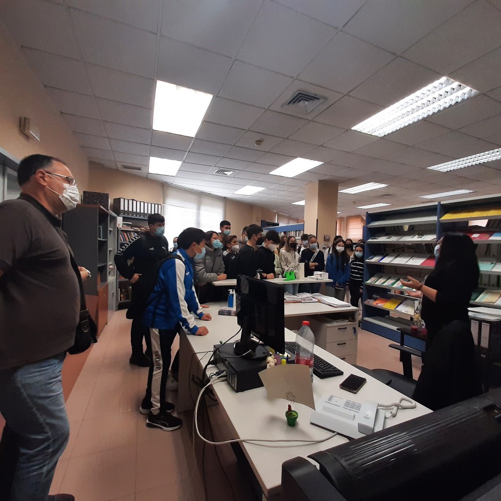 Estudiantes del IES Abdera realizan una donación de libros a la Biblioteca para Pacientes del Hospital Universitario Poniente