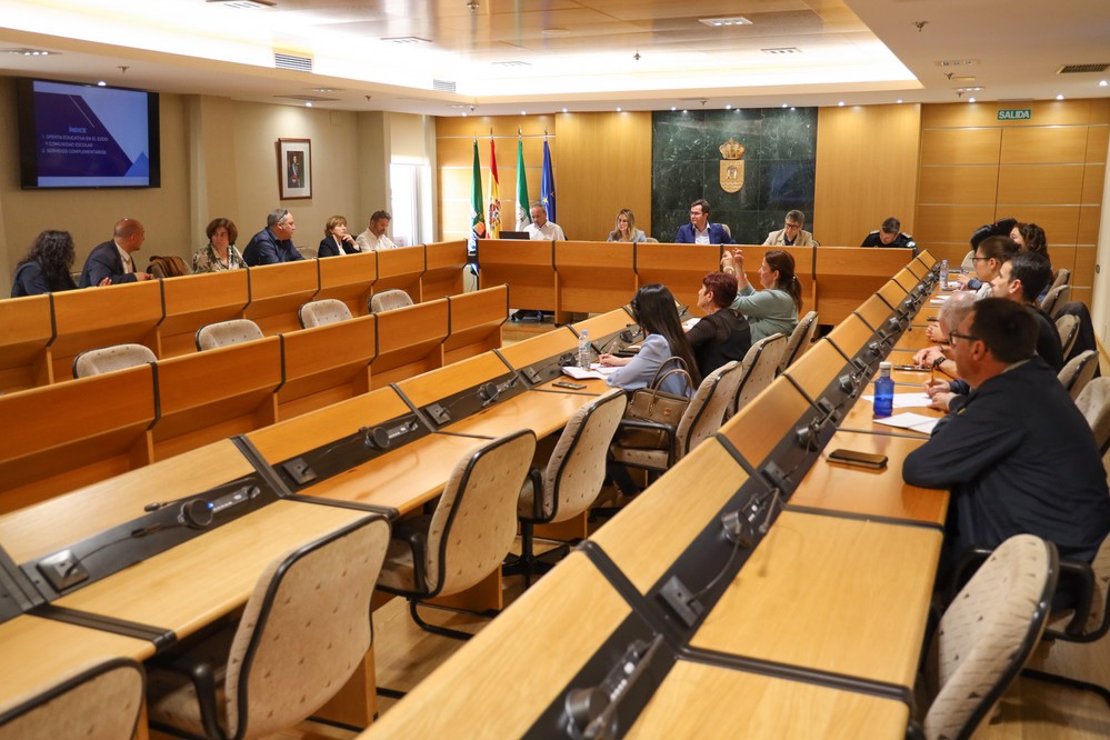 El Consejo Escolar de El Ejido destaca que se ha incrementado en casi un 30% la inversión en limpieza y mantenimiento