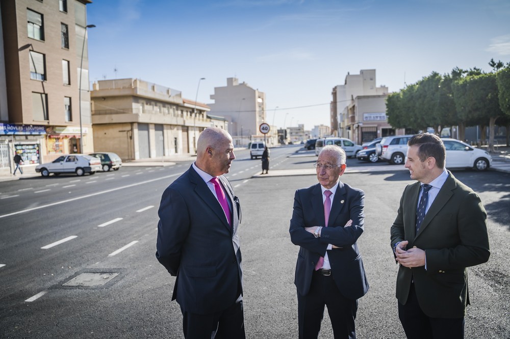  El Ayuntamiento de Roquetas concluye el asfaltado y mejora de la carretera de La Mojonera