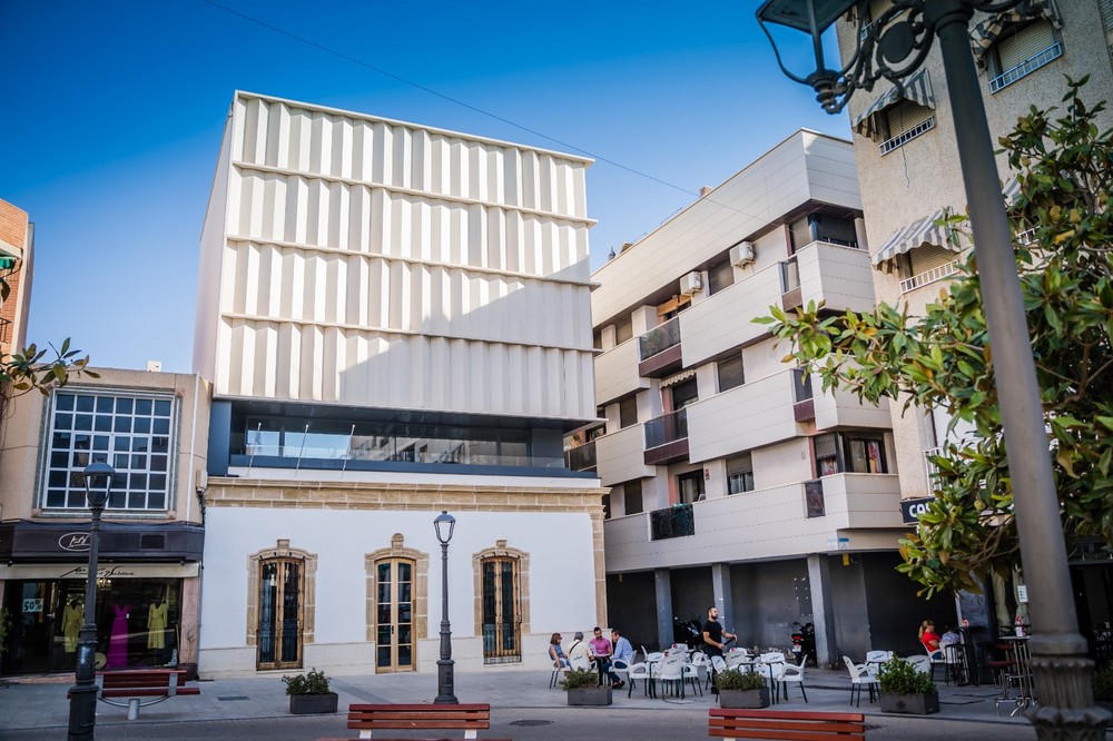 Gabriel Amat y la consejera Patricia del Pozo visitan el edificio que acogerá el Museo Histórico de Roquetas “Casa Anita”