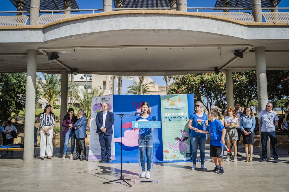 Unos 600 escolares de Roquetas de Mar participan en la VI Marcha Solidaria con motivo del Día Mundial del Autismo