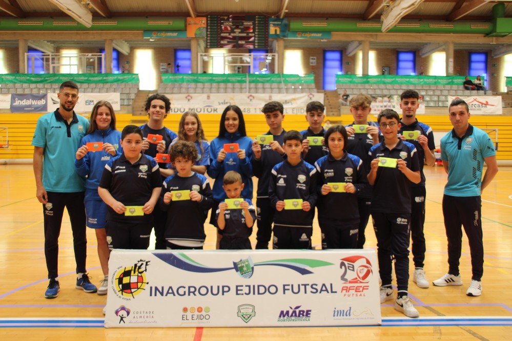 Los capitanes de Inagroup El Ejido Futsal imponen los brazaletes a los capitanes de las bases