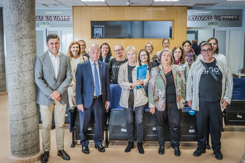 Amat recibe a los 15 alumnos del Programa de Formación que prestan distintos servicios en el Ayuntamiento de Roquetas de Mar