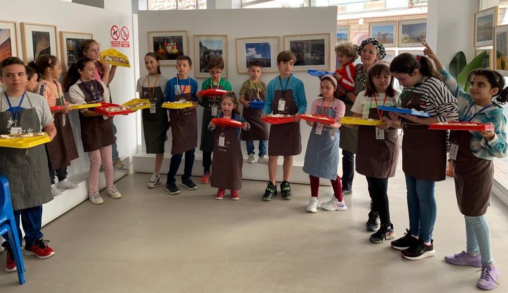 Más de medio centenar de niños y niñas de Adra aprenden recetas típicas de Semana Santa en los talleres de cocina