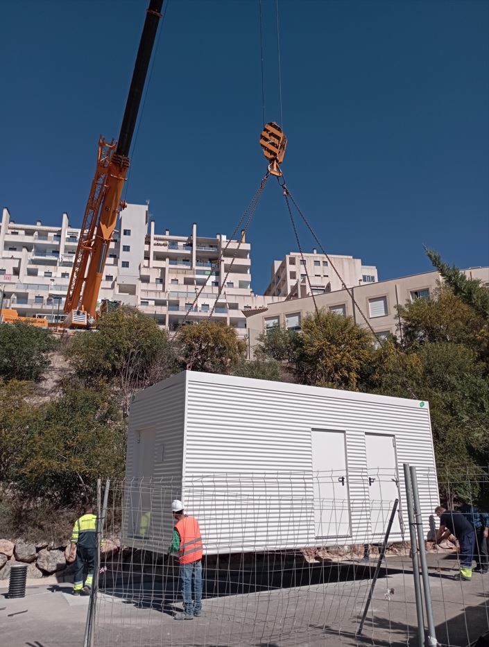 Las pistas de fútbol 5 y pádel de la Envía Golf disponen ya de aseos y vestuarios