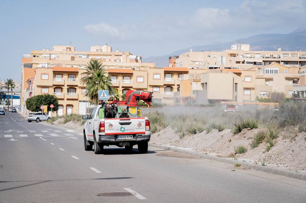 Roquetas de Mar continúa con los trabajos intensivos de lucha contra los mosquitos y sus larvas