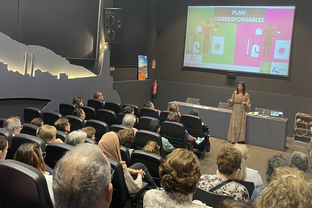 Más de una treintena de asistentes en el coloquio ‘Cuidar es un trabajo conjunto’ de la Escuela de Familia de Adra