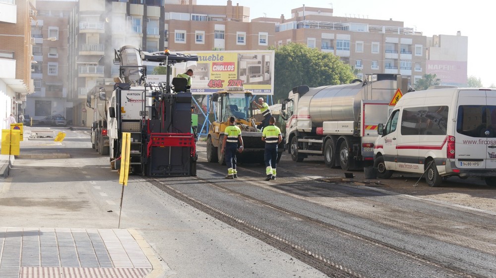 En obras la avenida Mediterráneo de Adra que recibe una actuación de mejora de asfaltado en uno de sus tramos