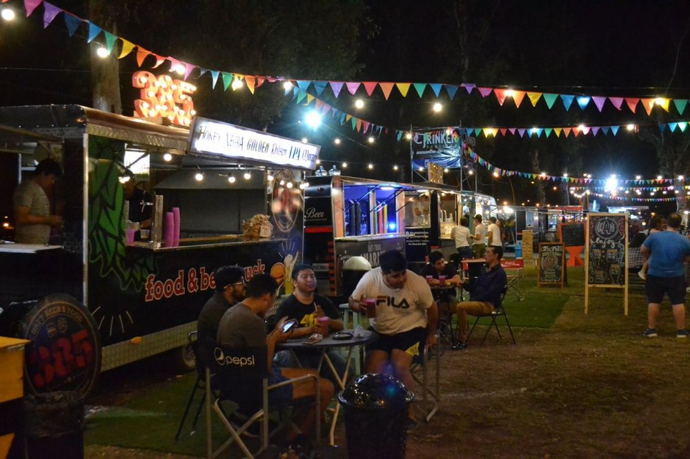 Teatro de calle del siglo de oro, animación lectora, DJ y actuaciones musicales en el I Encuentro de Food Trucks de Vícar