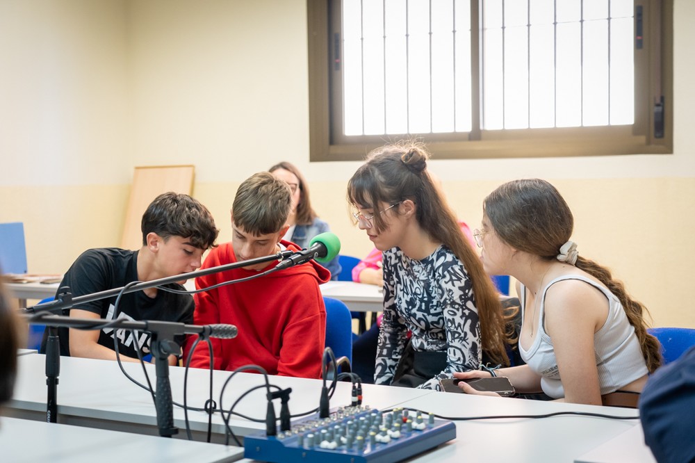 Estudiantes de secundaria de Roquetas de Mar participan en el concurso de radio “Medio Ambiente Cercano”