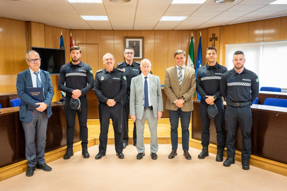 El alcalde de Roquetas de Mar preside la toma de posesión de tres nuevos policías locales en prácticas