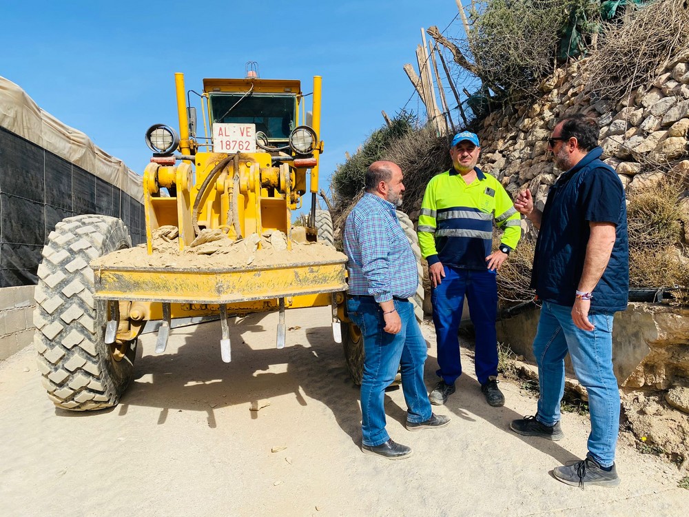 El equipo de Gobierno de Dalías visita las obras de mejora de los caminos rurales más deteriorados