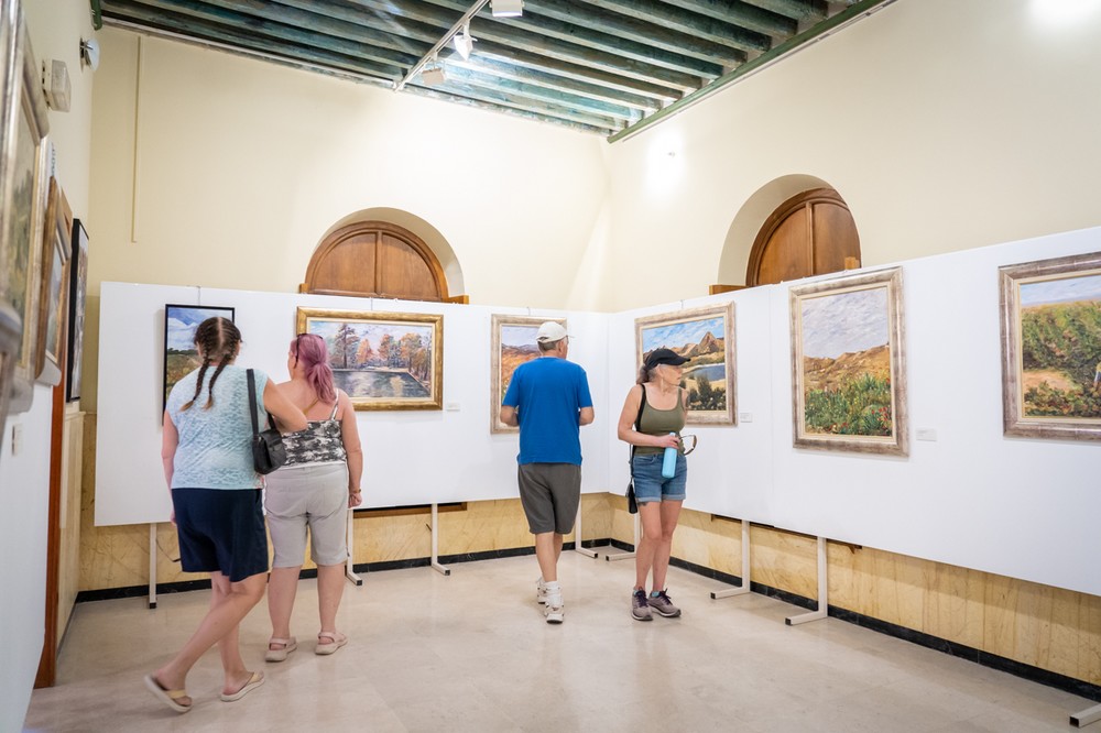 El Faro de Roquetas de Mar acoge la exposición “Una mirada para Mil Colores” de Purificación López