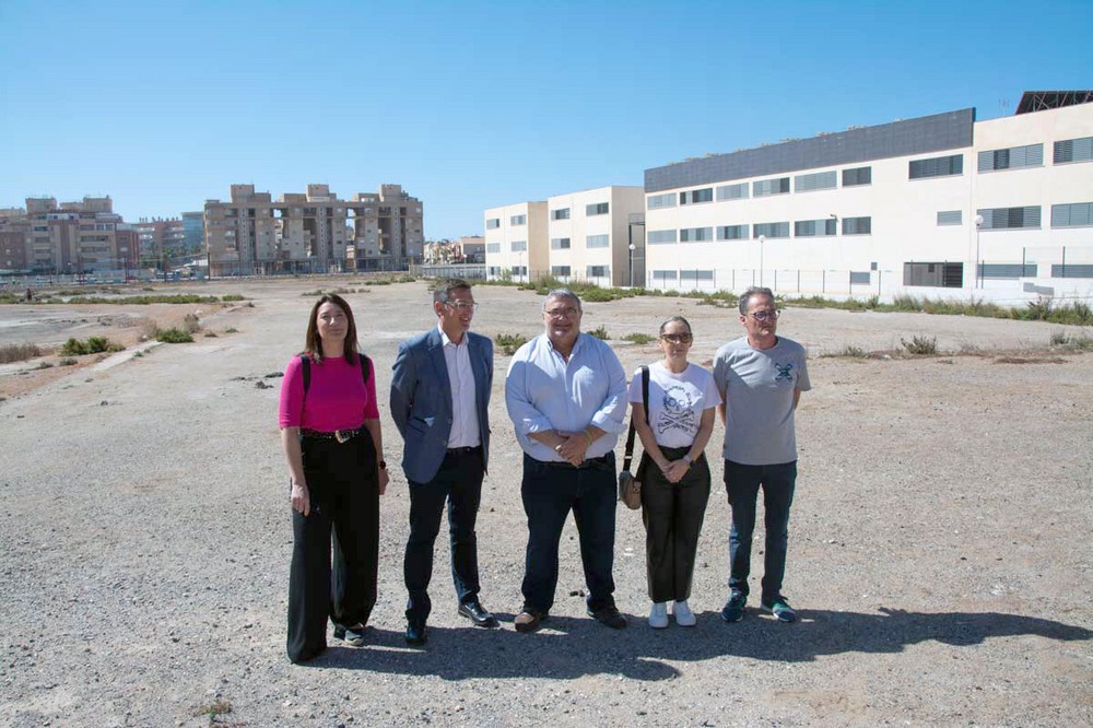 El PSOE acusa al PP de no dotar a Roquetas de más centros en 4 años pese a que hay 1.500 alumnos en prefabricadas