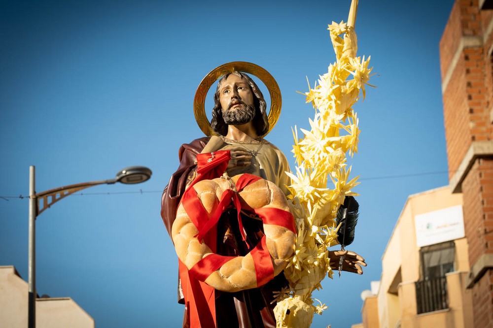 Cientos de personas acuden a la procesión de San Marcos a su paso por las calles de Roquetas de Mar