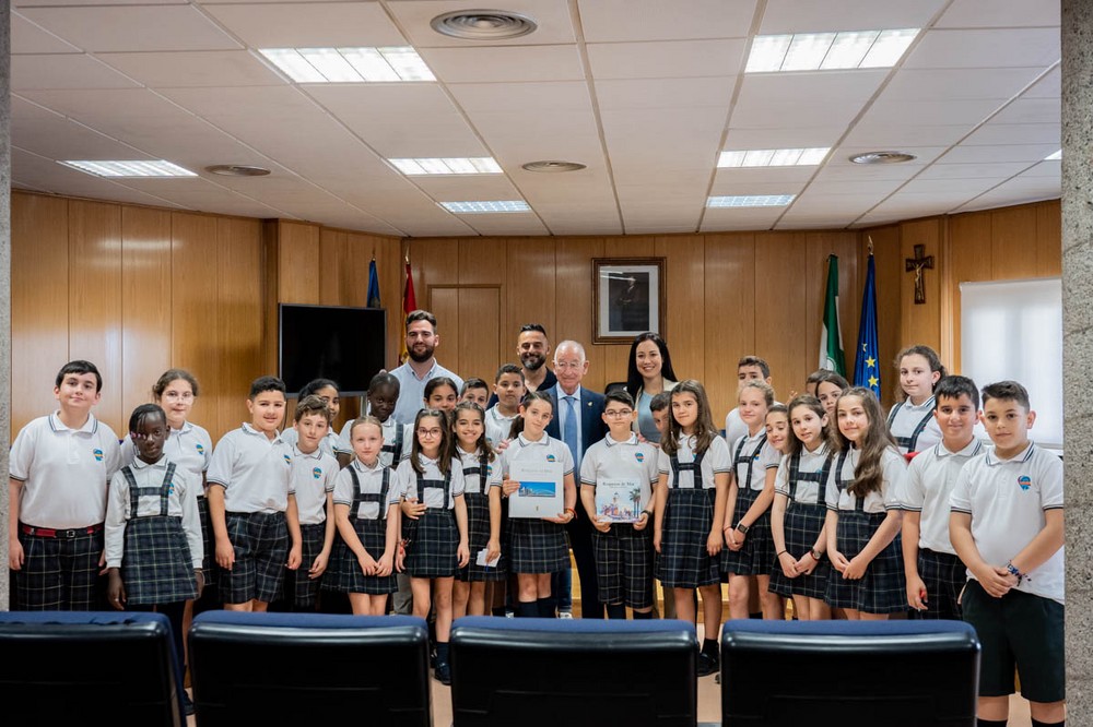 El alcalde recibe a un grupo de alumnos de primaria del colegio Al-Bayyana en su visita al Ayuntamiento