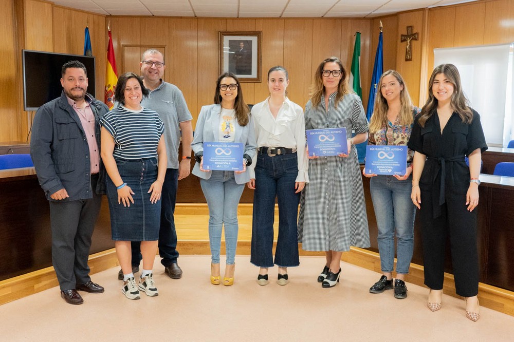 Las asociaciones de TEA de Roquetas de Mar reciben la recaudación de la venta de pulseras solidarias