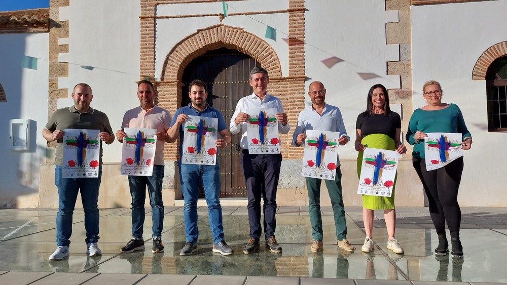 Las hermandades de Adra se unen para elaborar juntos una Cruz de Mayo que se exhibirá los días 29 y 30 de abril