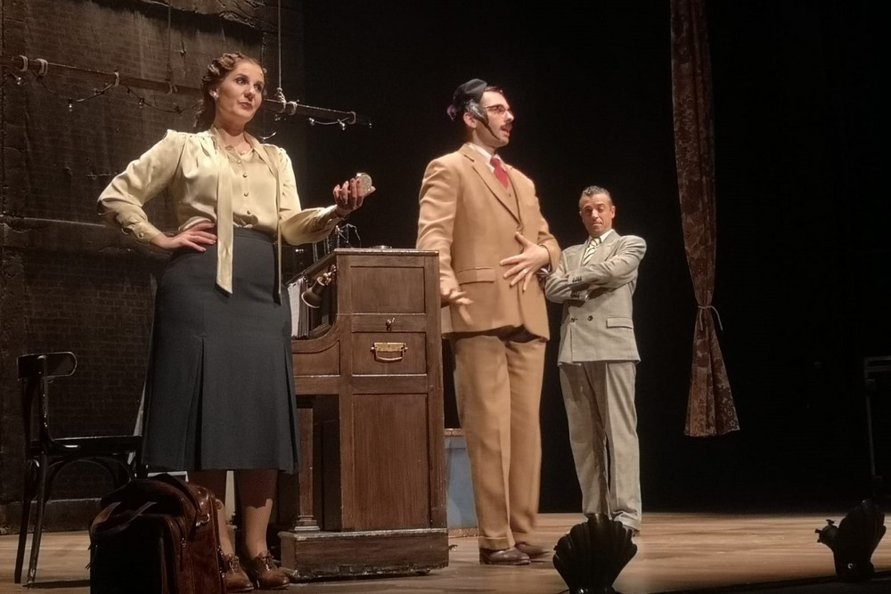 El Centro Cultural de Adra recibe el espectáculo ‘En tierra extraña’ de Diana Navarro ante un gran público