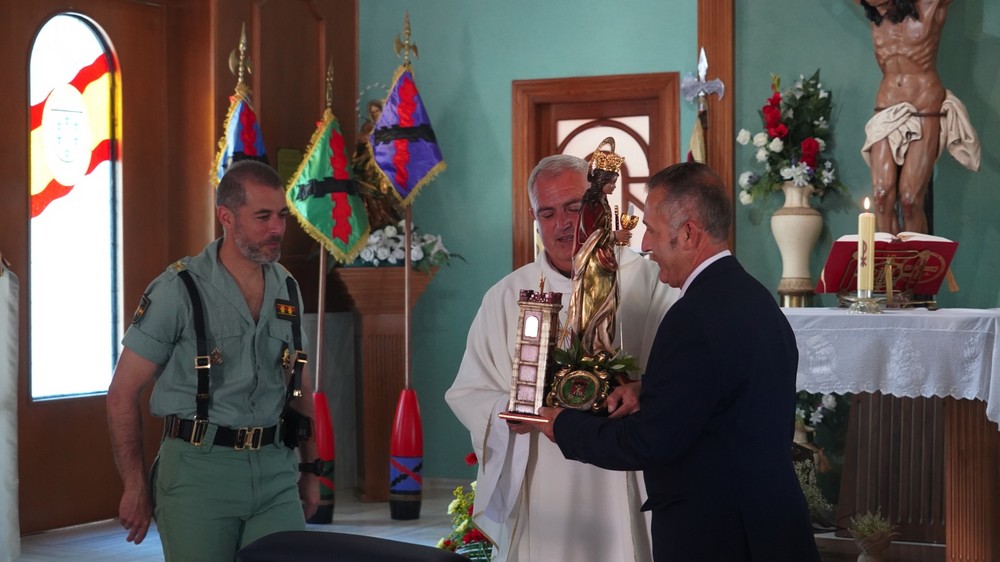 La Mayordomía de San Miguel Arcángel y Santa Bárbara de Los Cerrillos entrega una imagen de la patrona a la Legión