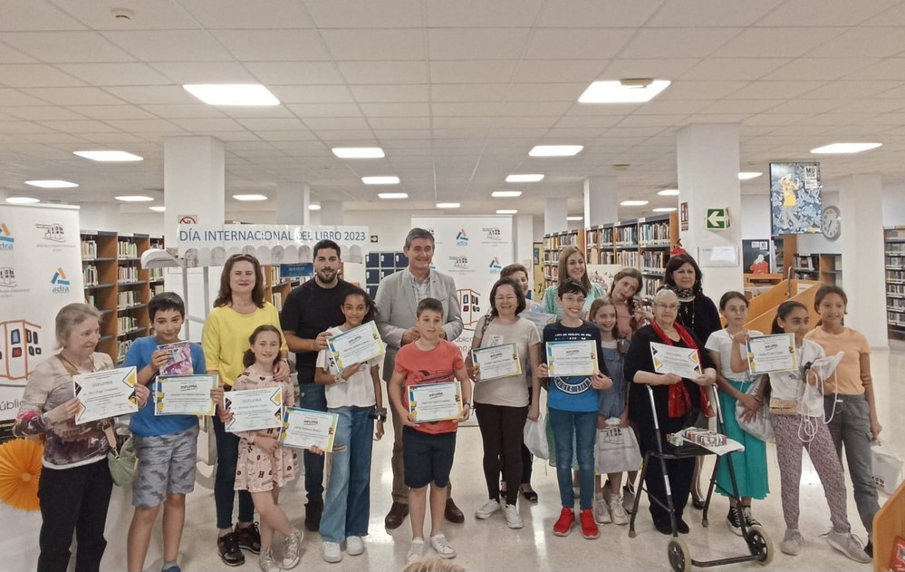 Manuel Cortés entrega los premios a los mejores lectores de la Biblioteca Municipal del año 2022