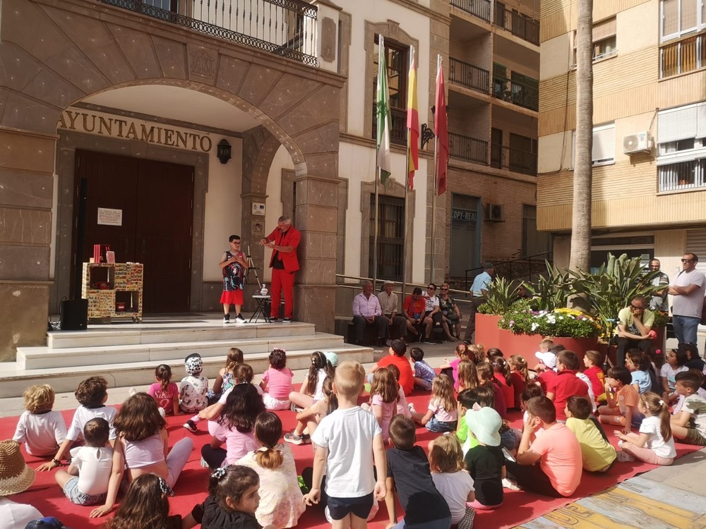 Cientos de niños y mayores disfrutan del Festival de Magia de Adra ‘Adracadabra’