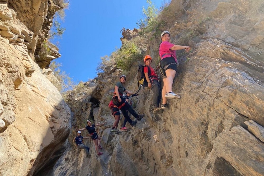 Continúan las aventuras en la naturaleza de ‘Adra en la Senda’ con la Vía Ferrata de las Estrechuras de Guainos