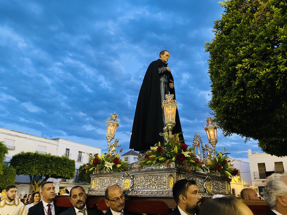 Dalías cierra el calendario de primavera con una “multitudinaria” procesión del Padre Rubio