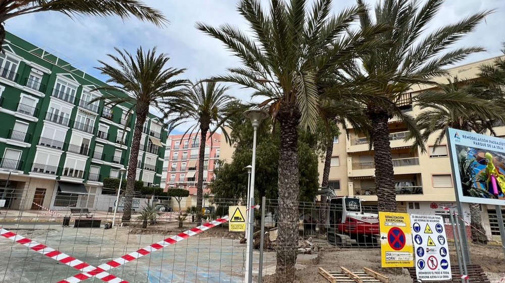 Las obras de remodelación del emblemático Parque de La Isla de Adra ya han comenzado