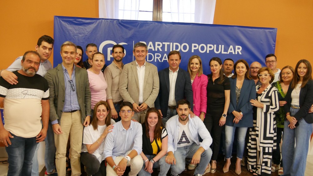 Antonio Repullo visita Adra para mostrar su apoyo a la candidatura de Manuel Cortés