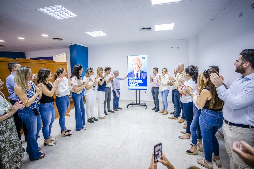 El Partido Popular de Roquetas arranca con la tradicional pegada de carteles una ilusionante campaña