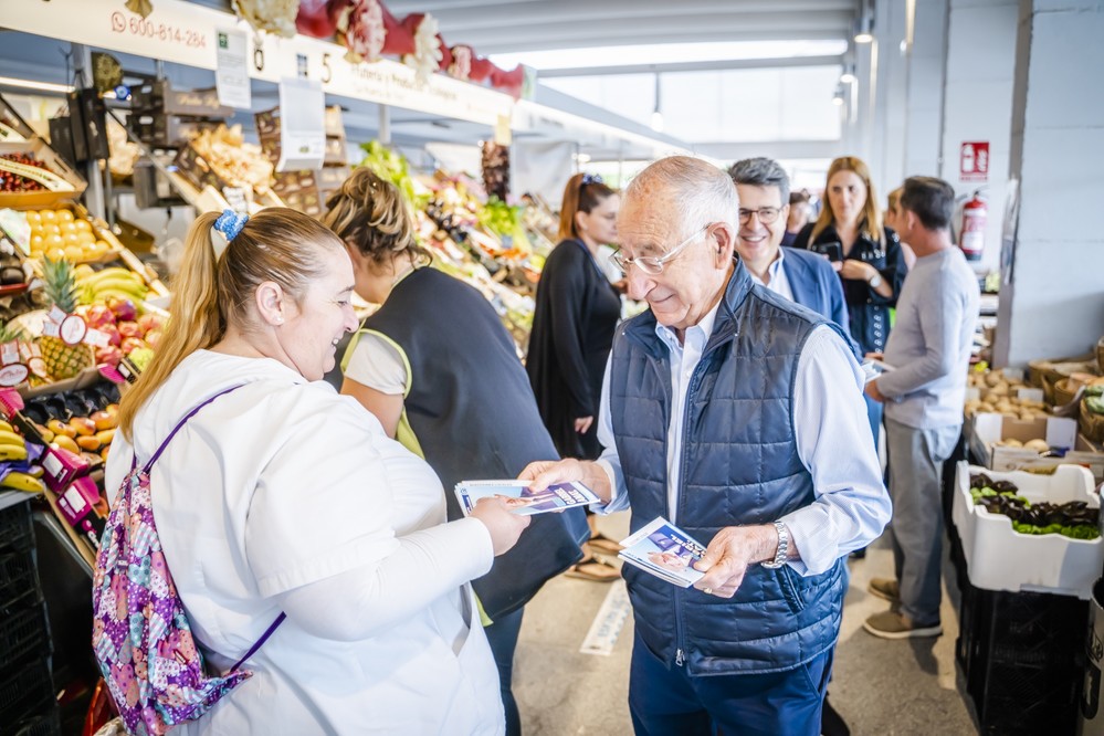 Amat reparte trípticos de su gestión y pide el voto en el Mercado Municipal de Roquetas de Mar