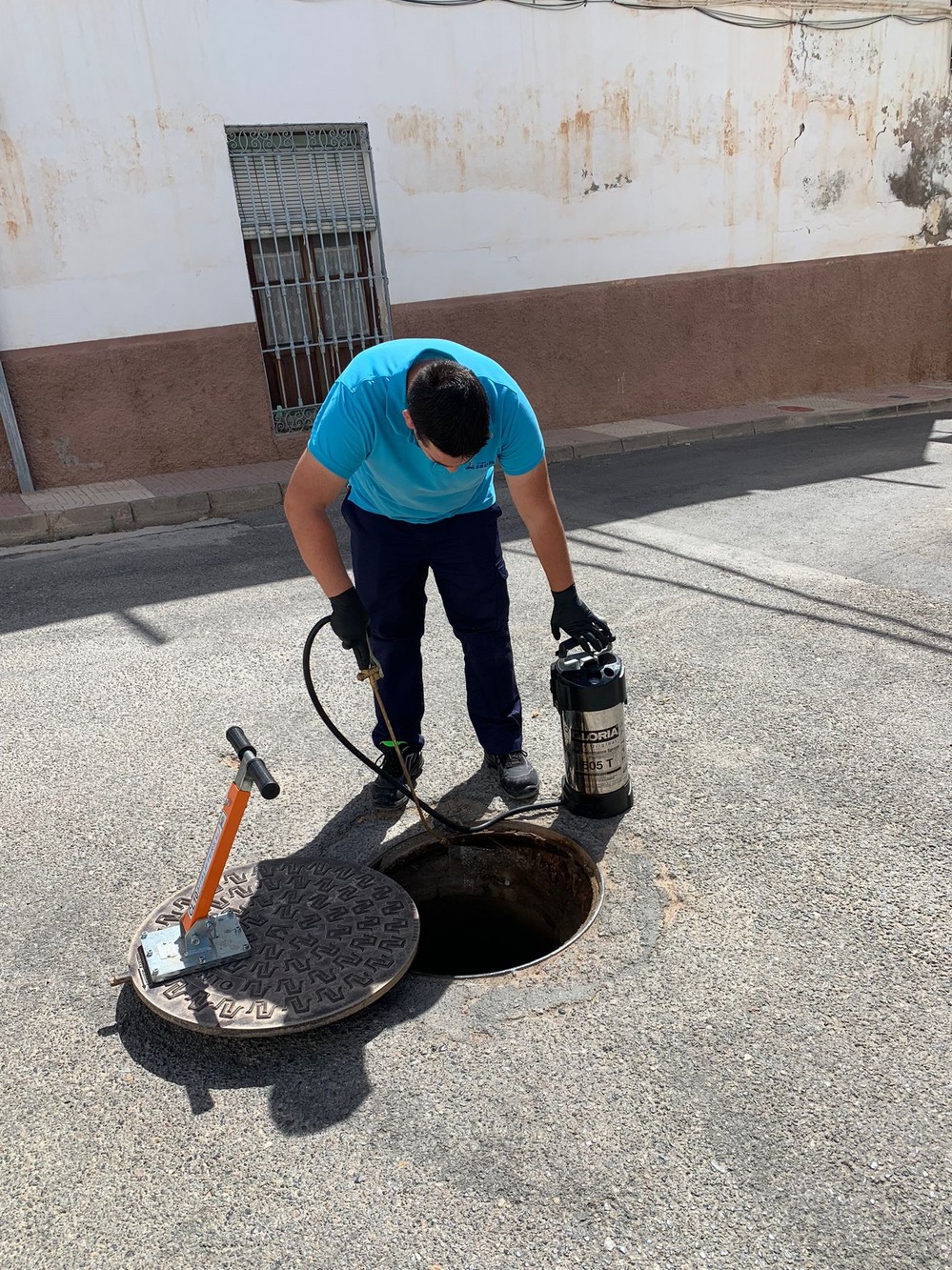 Dalías adelanta la campaña de desinfección en toda la red de alcantarillado
