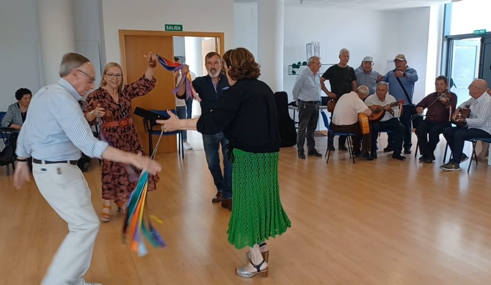 Los músicos que participarán en el festival de La Alpujarra preparan en Vícar los detalles técnicos del certamen