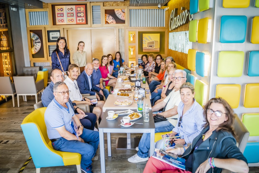 Amat se reúne con las asociaciones de discapacidad de Roquetas de Mar