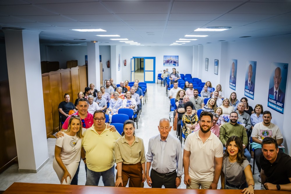 Amat elogia el trabajo de las cofradías y el importante papel que desempeñan en Roquetas de Mar